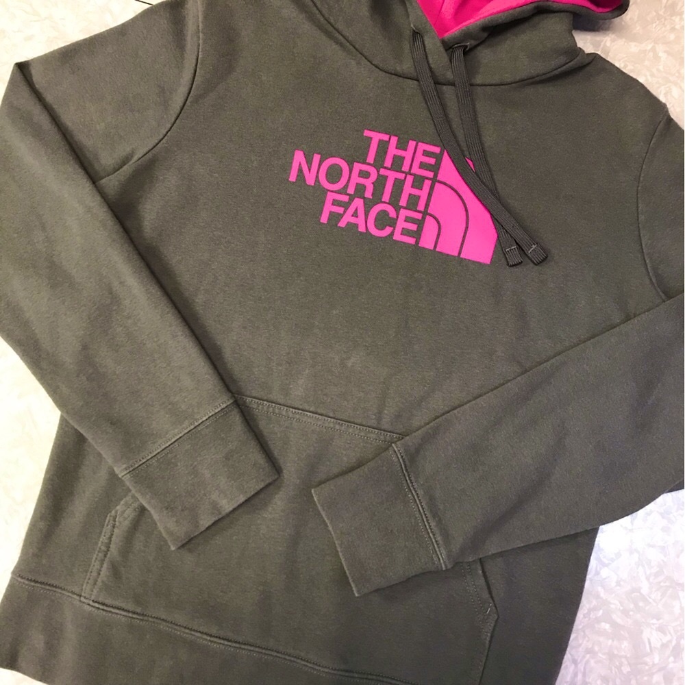 The North Face Women’s Half Dome Pullover Hoodie Size M